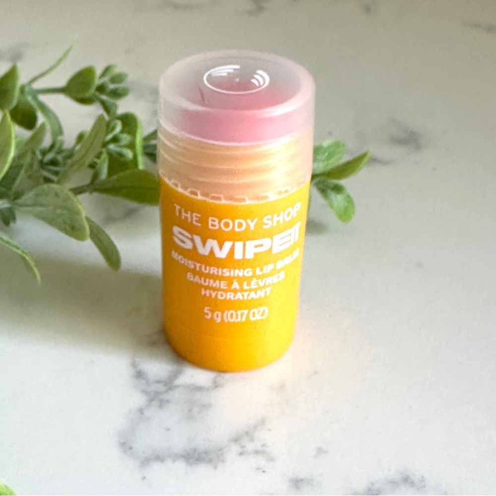 3/$22🩶 The Body Shop Moisturizing Vegan Swipe It Lip Balm Passionfruit 5g